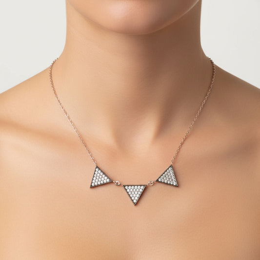Mujer Luciendo Collar Gargantilla Tres Triángulos · Plata 925 Baño Oro Rosa con Circonitas Blancas. Joyeria Osnor