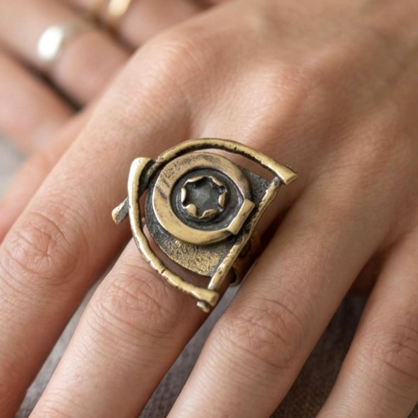 Anillo Bronce Dorado Envejecido | Arte Escultórico Vintage | Joyería Osnor
