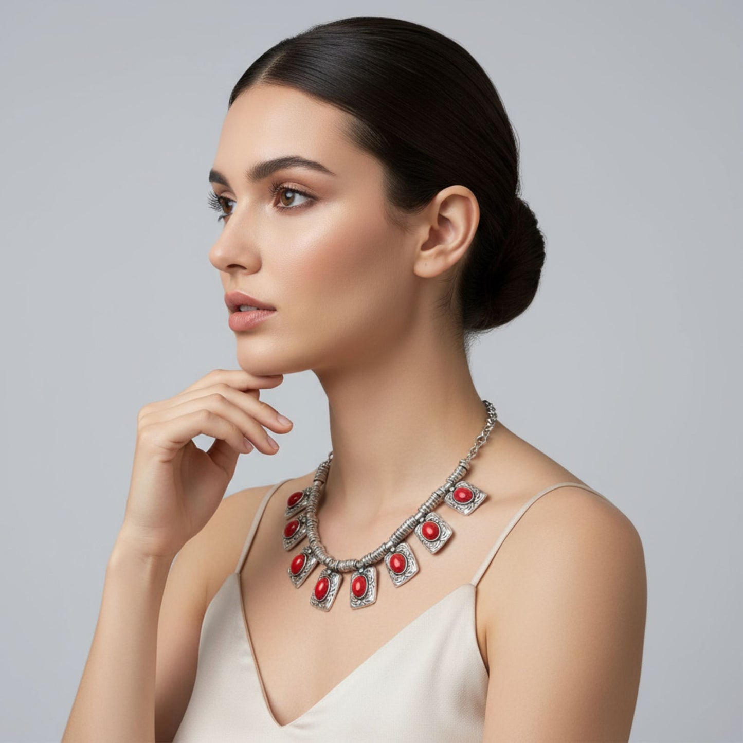 Collar de ZAMAK con Coral - Diseño Étnico Contemporáneo