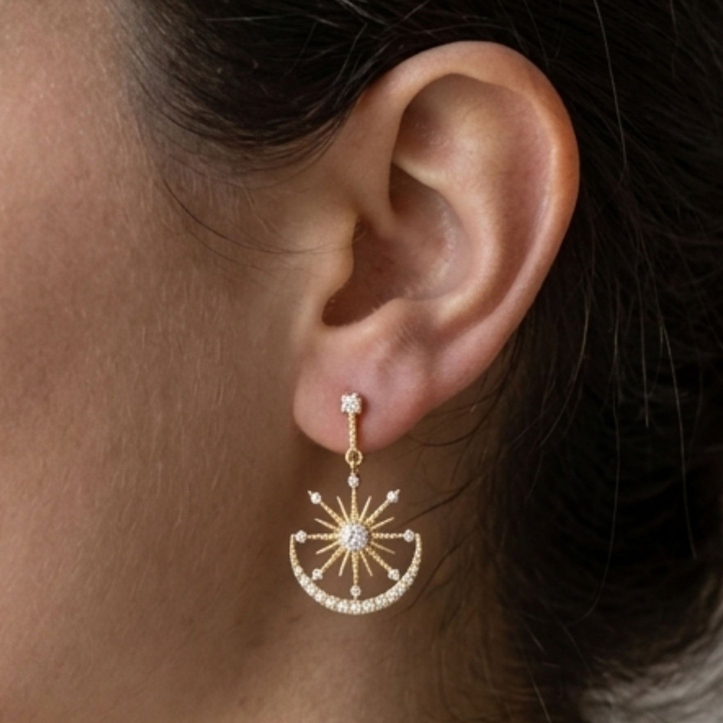 Pendientes Estrella Solar · Acero Inoxidable Chapado Oro 14K