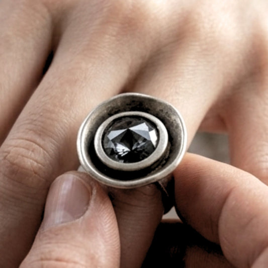 Anillo Zamak Plateado con Circonita Negra Redonda