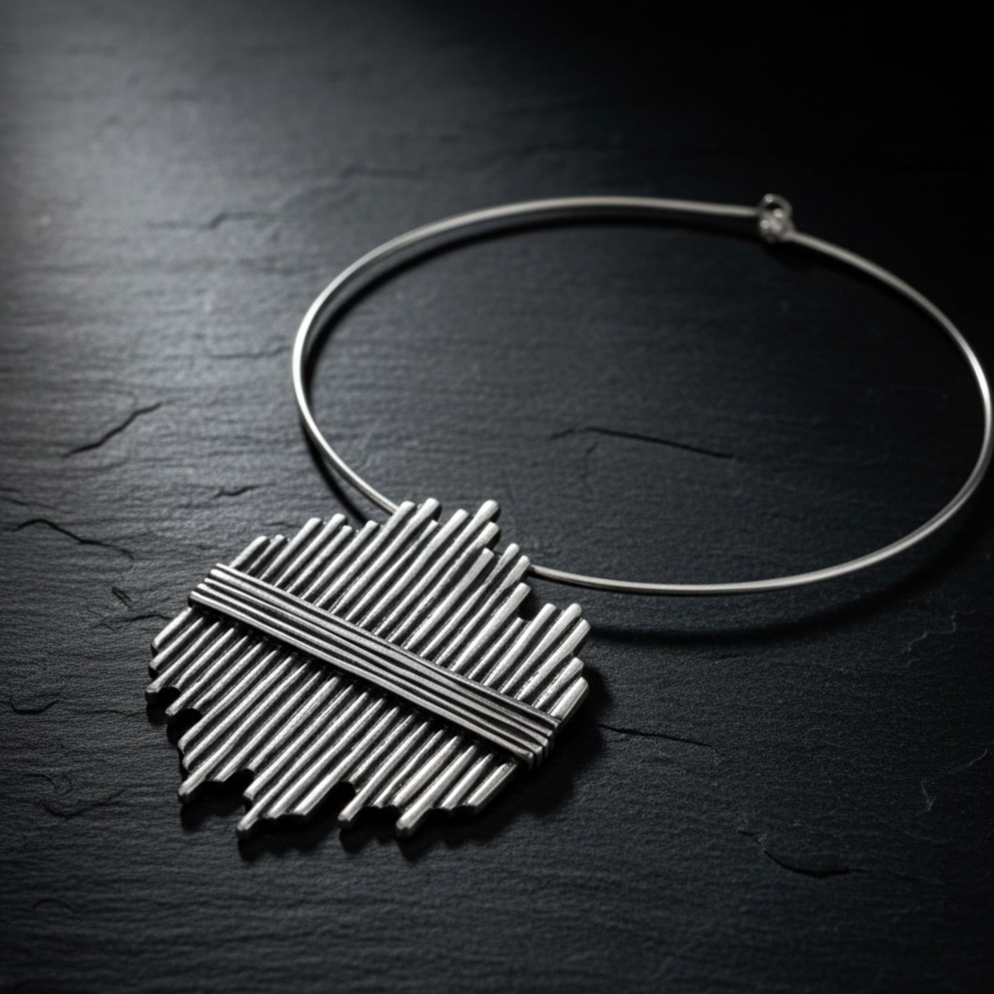 Gargantilla statement de zamak con colgante de tubos plateados - Diseño moderno - Joyería Osnor- hipoalergénico.