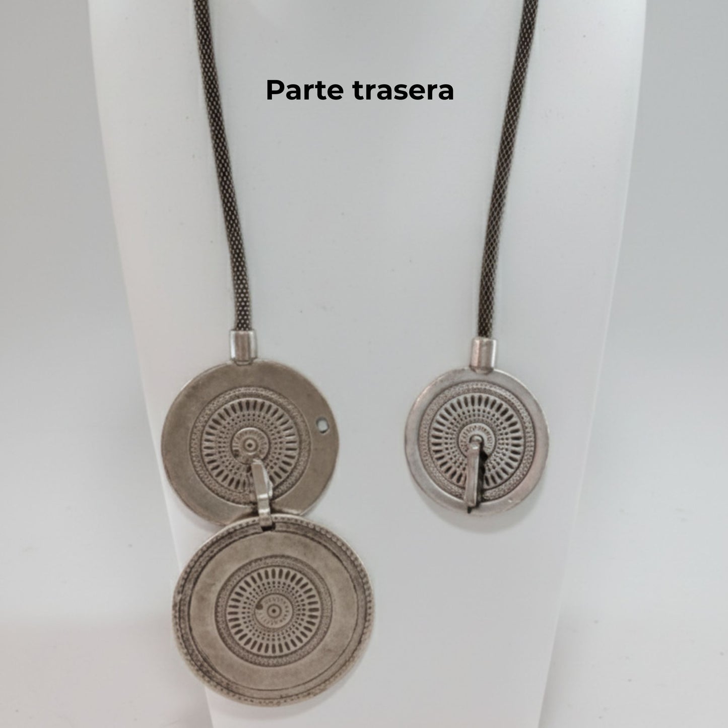 Collar Zamak con cierre en el colgante.