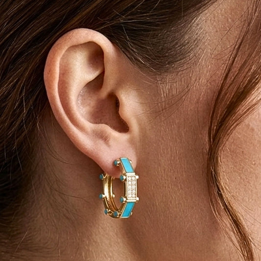 Chica luciendo Pendientes acero inoxidable dorado chapado oro 14ktes circonitas blancas engastadas diseño joyería osnor