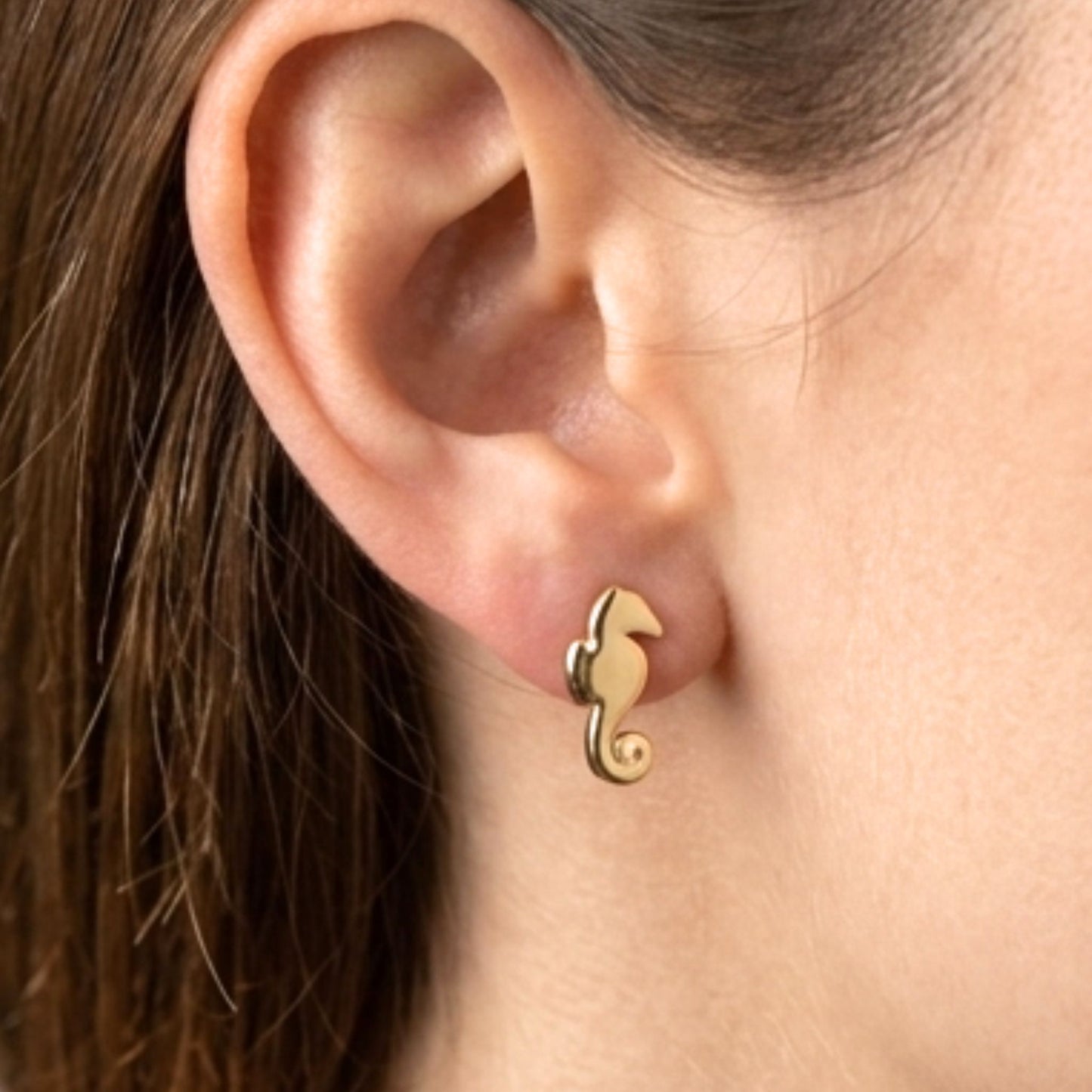 Chica luciendo Pendientes de plata baño de oro dorados diseño de joyería Osnor pequeños