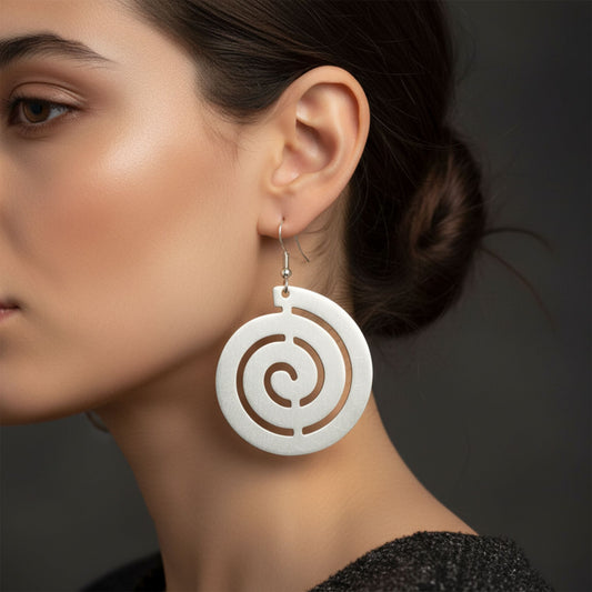 Chica Luciendo Pendientes Zamak Plateado Disco Circular con Espiral Laberinto Calada.Joyeria Osnor