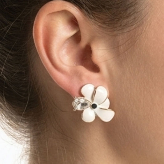 Chica luciendo Pendientes acero inoxidable dorado chapado oro 14ktes circonitas diseño joyería osnor moda