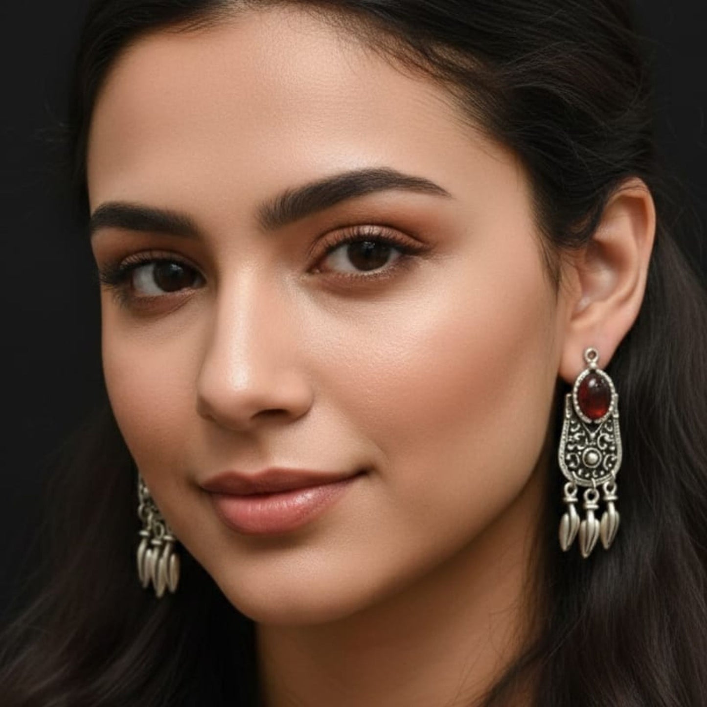 Pendientes largos étnicos de zamak con piedra roja puestos en una modelo- Joyería boho elegante - Joyería Osnor