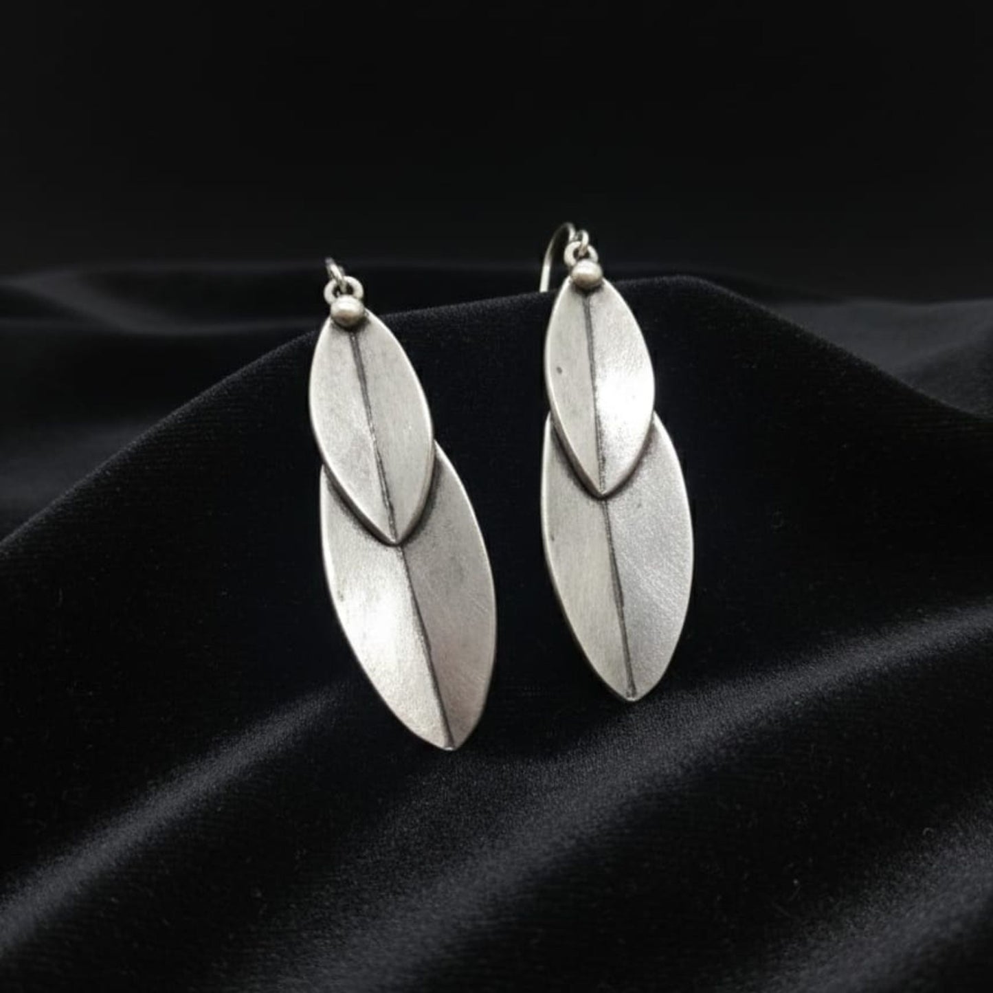 Pendientes de hojas de zamak plateado - Diseño minimalista elegante - Joyería Osnor