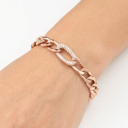 Chica luciendo pulsera de acero inoxidable rosa unisex diseño joyería osnor moda
