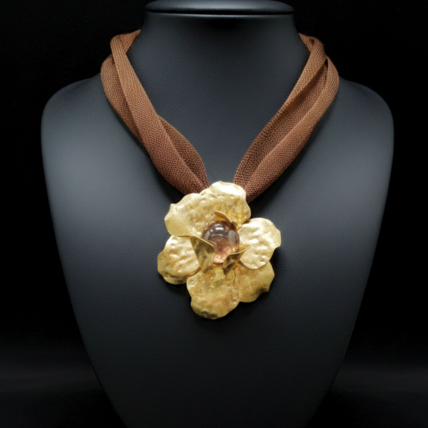 Collar Acero Colgante Flor Volumen con Piedra Central | Cadena Tejido Marrón