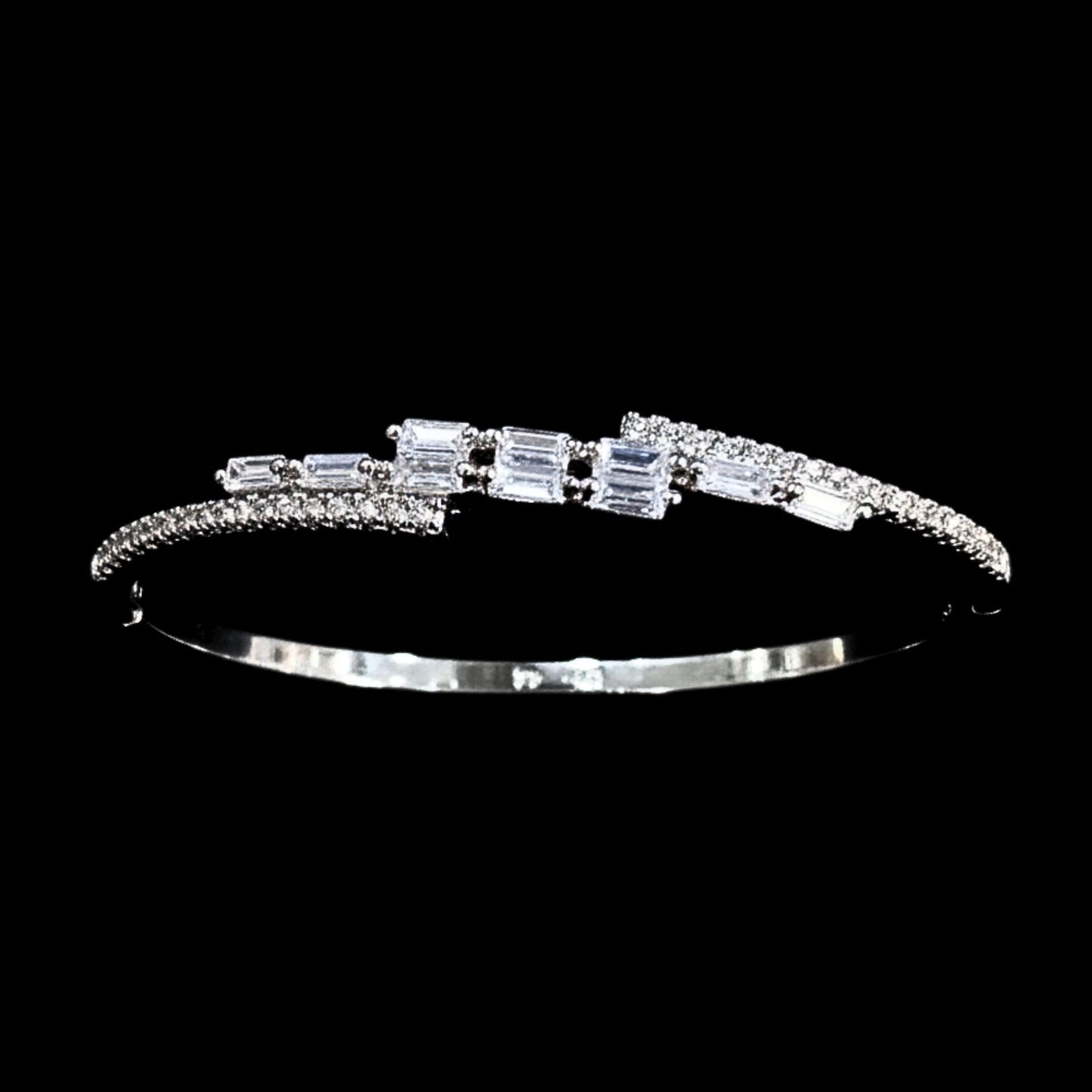 Pulsera Brazalete Acero Plateado con Circonitas Engastadas Cierre Lateral de Seguridad