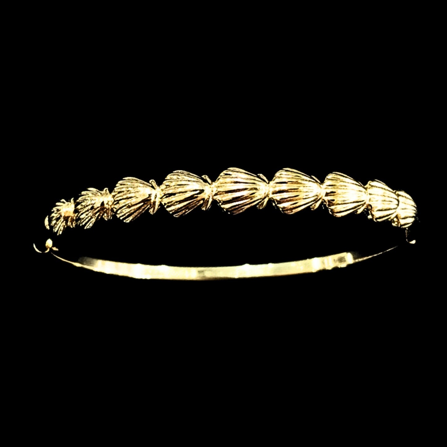 Brazalete Rígido Dorado Labrado Conchas Acero Chapado Oro 14K