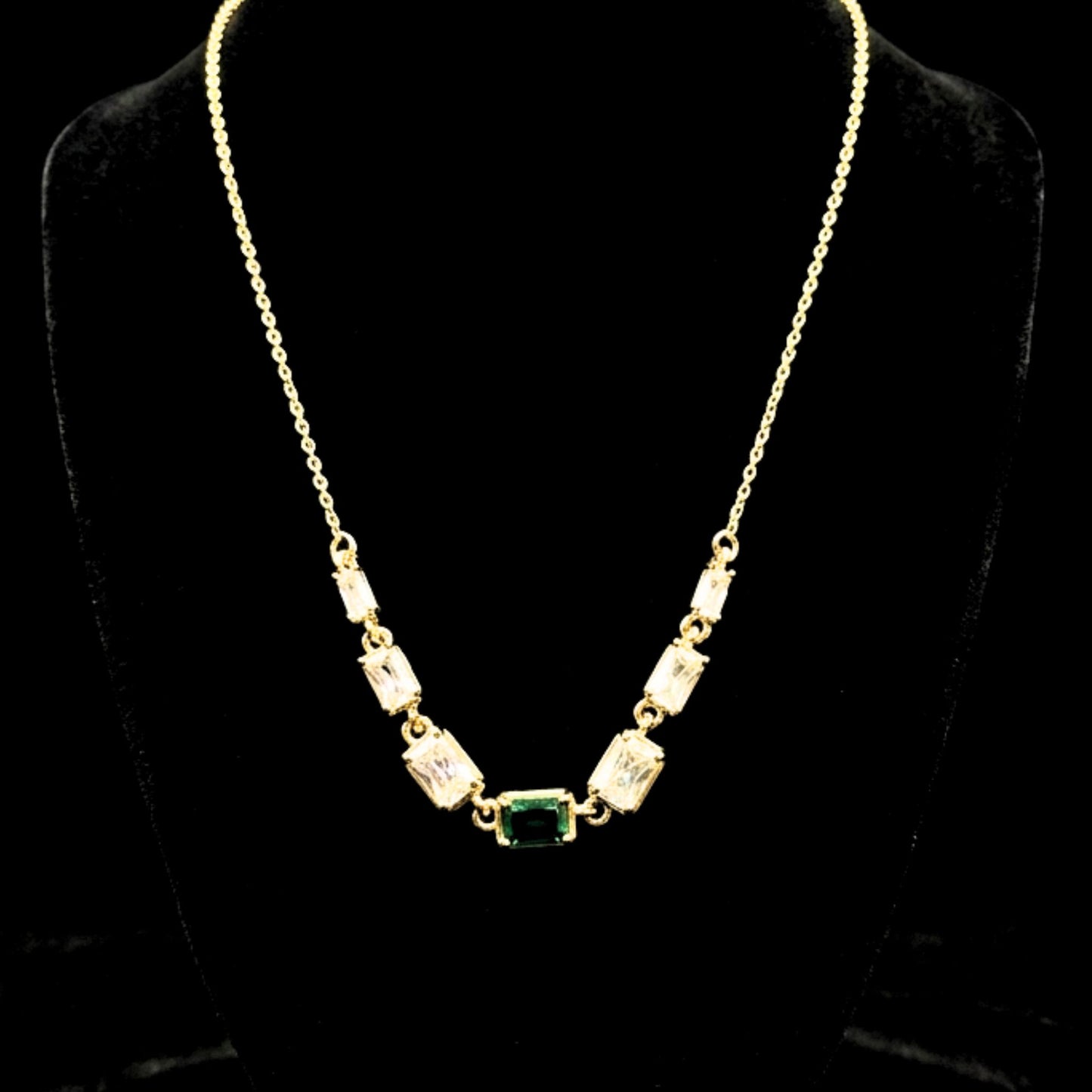 Collar Gargantilla Acero Chapado 14K Circonita Verde Esmeralda Cadena Dorada Ajustable