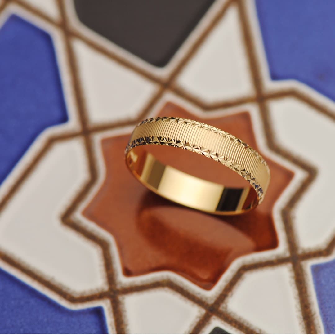 9K ALIANZA ORO AMARILLO MATE Y BORDES DIAMANTADOS. ANCHO: 4 MM