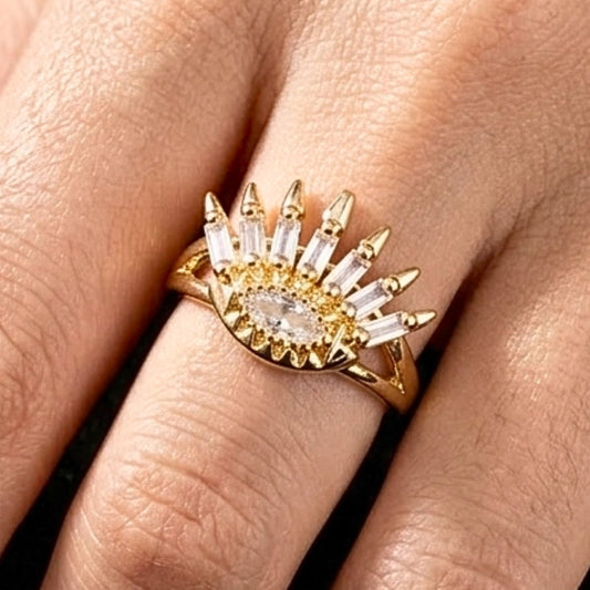 Chica luciendo anillo de acero inoxidable dorado chapado oro 14ktes circonitas blancas engastadas diseño mujer joyería osnor corona y sol