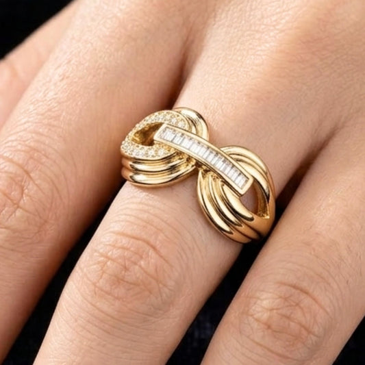Chica luciendo anillo de acero inoxidable dorado chapado oro 14ktes circonitas blancas engastadas diseño mujer joyería osnor