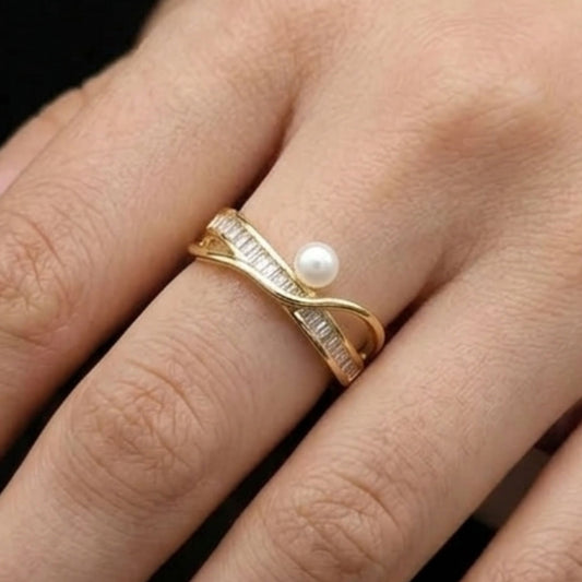 Chica luciendo anillo de acero inoxidable dorado chapado oro 14ktes circonitas blancas engastadas y perlas mujer joyería osnor
