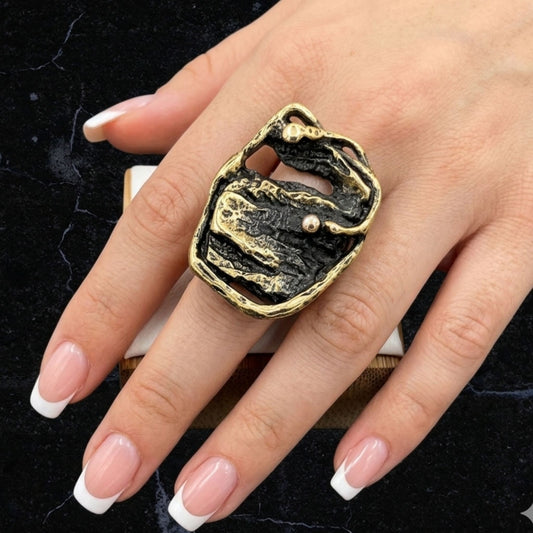 mano de chica luciendo sortije de bronce artesanal joyeria osnor zamak