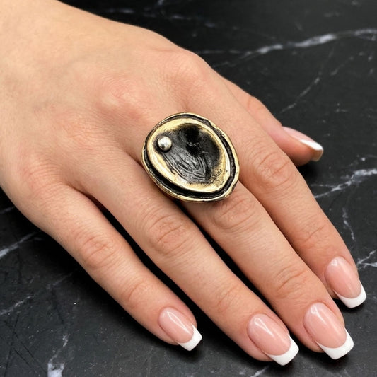 mano de chica luciendo una escultura de anillo de bronce joyeria osnor zamak