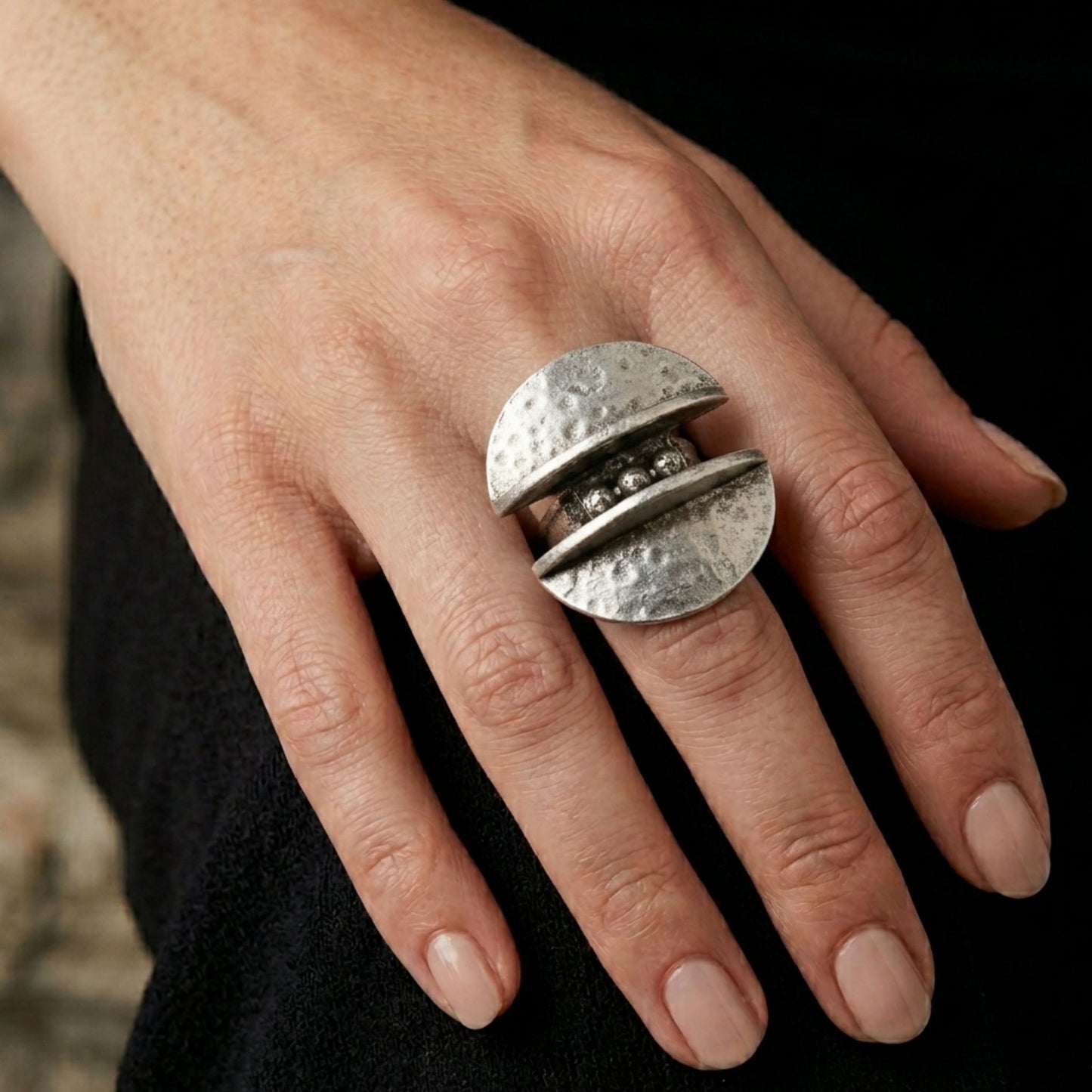 Anillo sortija geométrico de zamak plateado puesto en la mano de una modelo, joyeria osnor