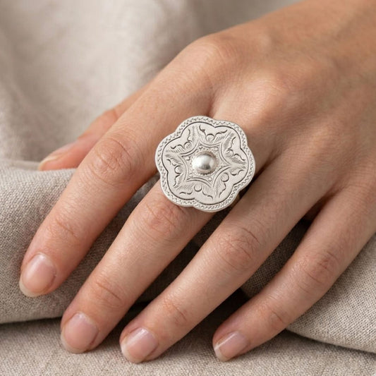 chica luciendo anillo zamak diseño exclusivo joyeria osnor zamak