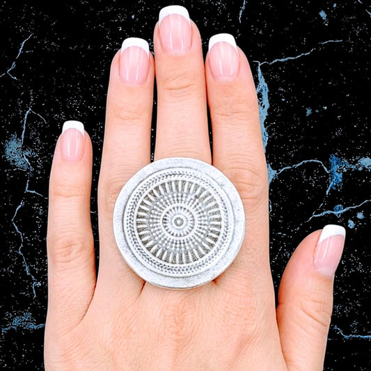 mano chica luciendo anillo de zamak antialergico exclusivo plateado joyeria osnor zamak