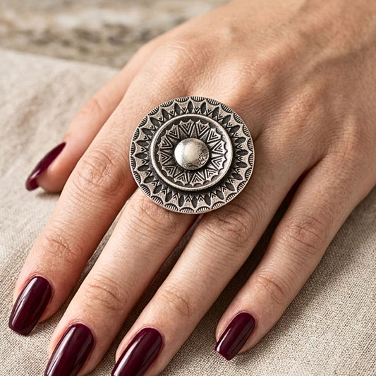 manos de chica luciendo anillo de zamak etnico exclusivo joyeria osnor zamak