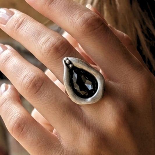 chica luciendo anillo de zamak mujer diseño joyería moda moderno elegante boda fiesta glamour lujo hipoalergénico