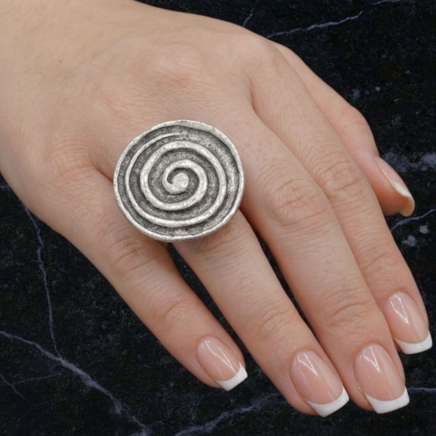 mano de chica luciendo anillo sortija de zamak diseño exclusivo joyeria osnor