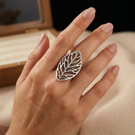 Modelo luciendo anillo Zamak hoja calada plateada ajustable, diseño orgánico boho, Joyería Osnor Zamak