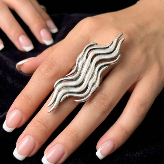 mano de una chcia luciendo anillo de zamak volumen joyeria osnor zamak