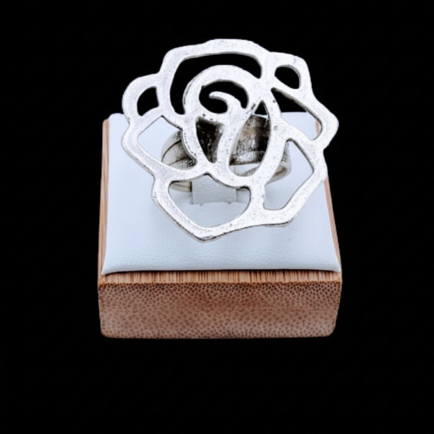 Anillo sortija Zamak rosa calada en filigrana en espiral sobre expositor de madera, Joyería Osnor Zamak