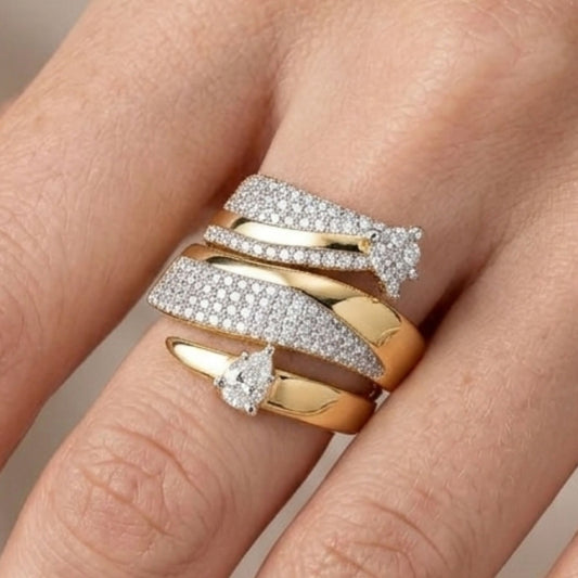 Chica luciendo anillo de acero inoxidable dorado chapado oro 14ktes circonitas blancas engastadas medidas ajustable diseño mujer joyería osnor