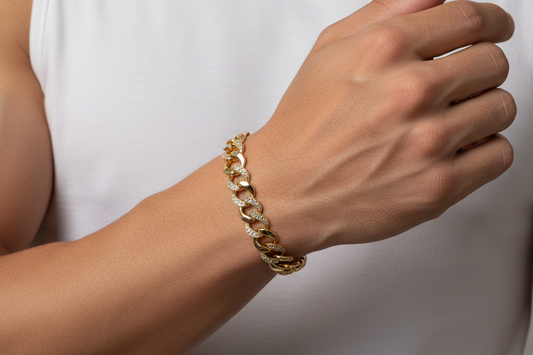 Brazalete dorado en muñeca de hombre