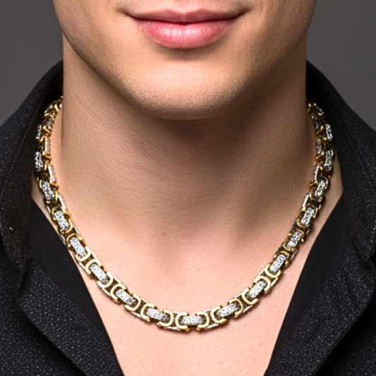 Chico luciendo collar acero inoxidable dorado y plateado bicolor unisex diseño joyería osnor moda moderno elegante boda fiesta glamour lujo elegante diario