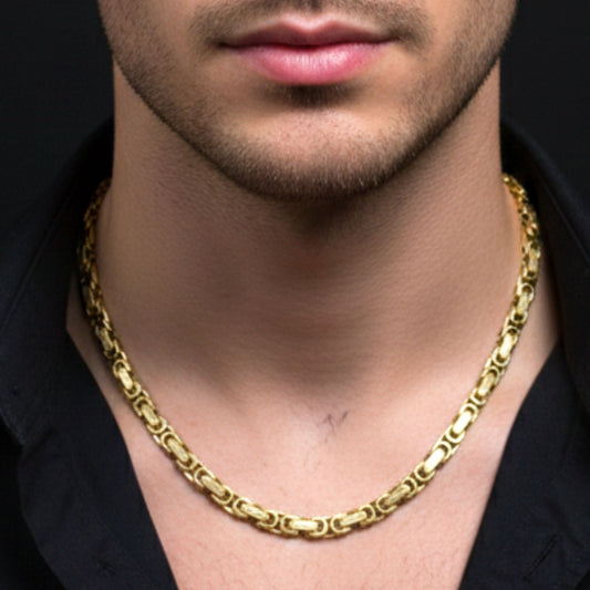 Chico luciendo collar acero inoxidable dorado chapado oro volumen diseño joyería osnor