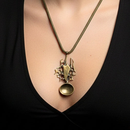 chica luciendo collar bronce tribal exclusivo joyeria osnor zamak