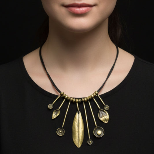 Chica luciendo Collar de bronce y piel negra dseño de joyería Osnor