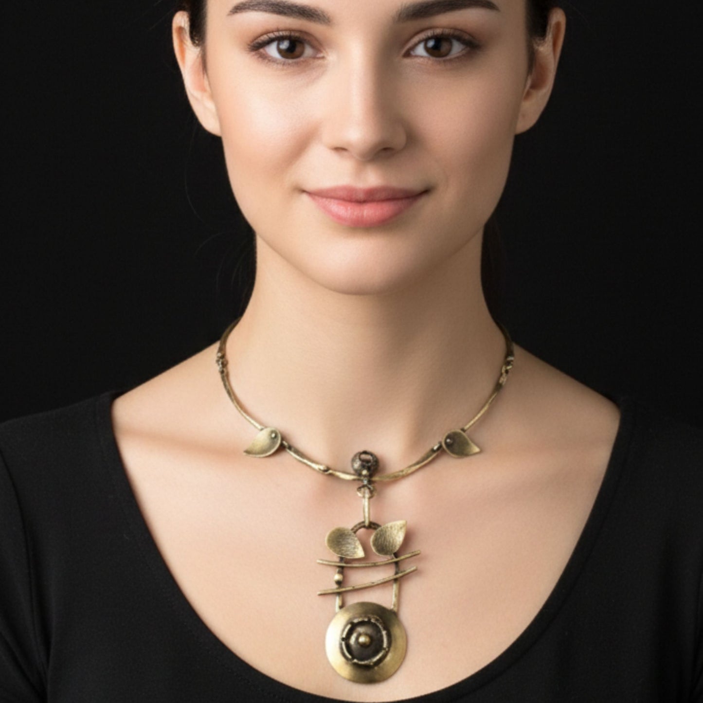 Chica luciendo collar de bronce diseño joyería osnor moda mujer arte escultura artesanía hoja