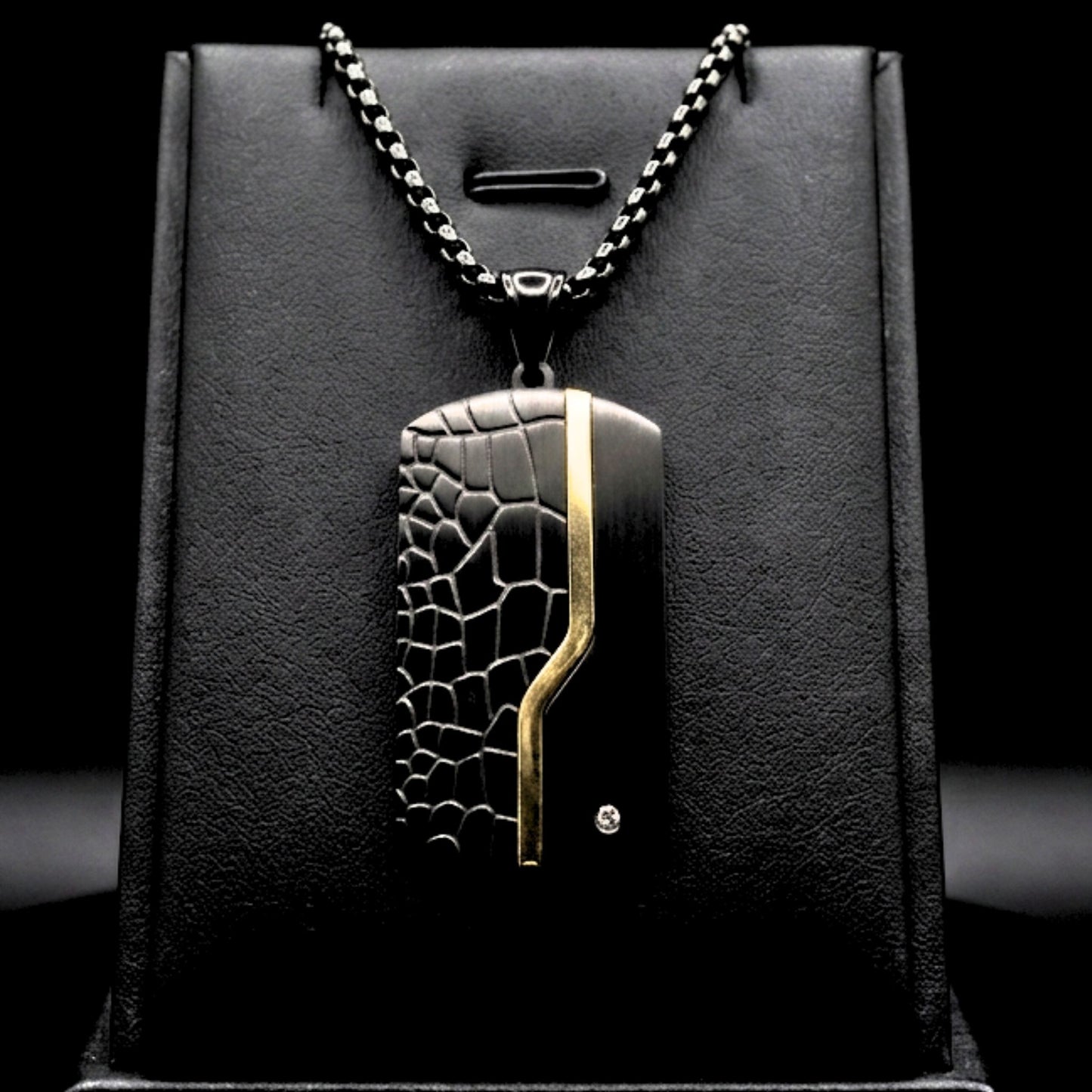 Collar Chapa Acero Negro con Línea Dorada y Circonita Unisex