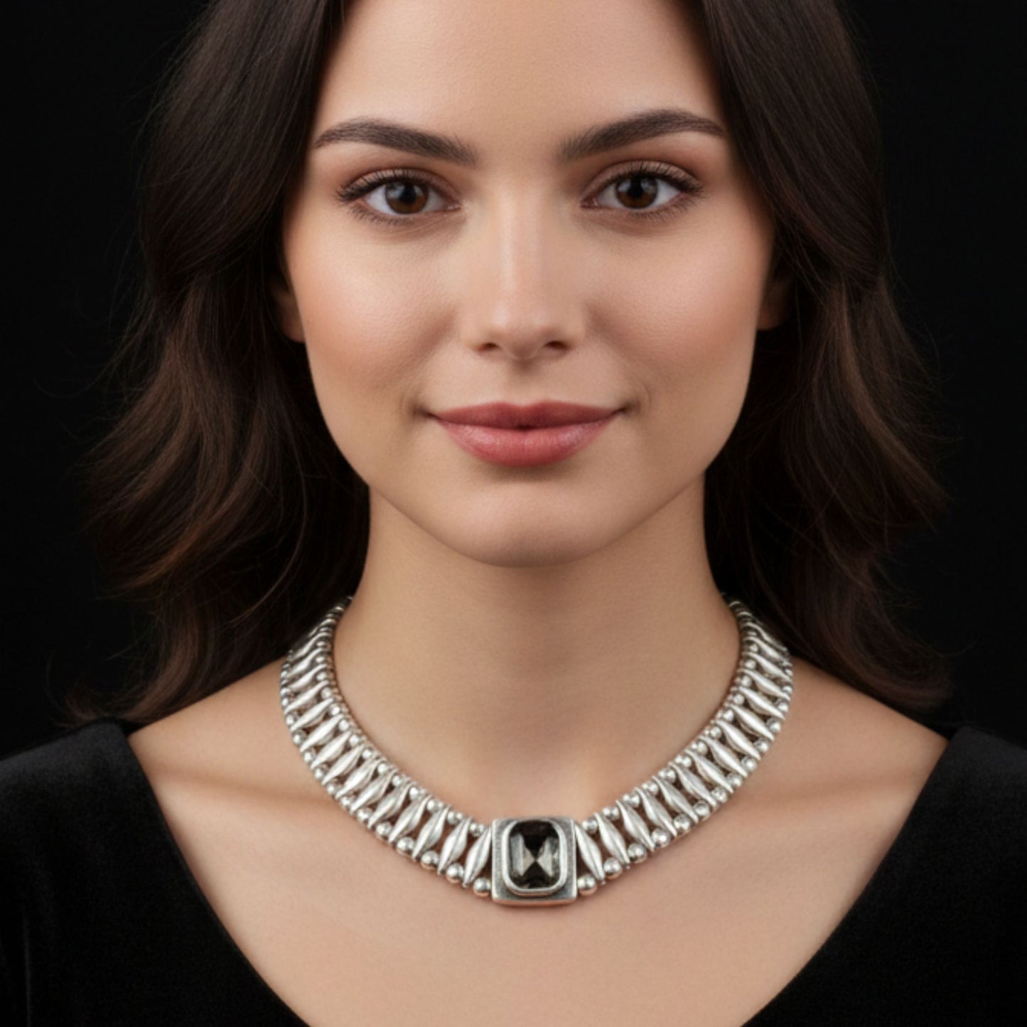 Chica luciendo collar gargantilla cadena de zamak mujer diseño joyería osnor
