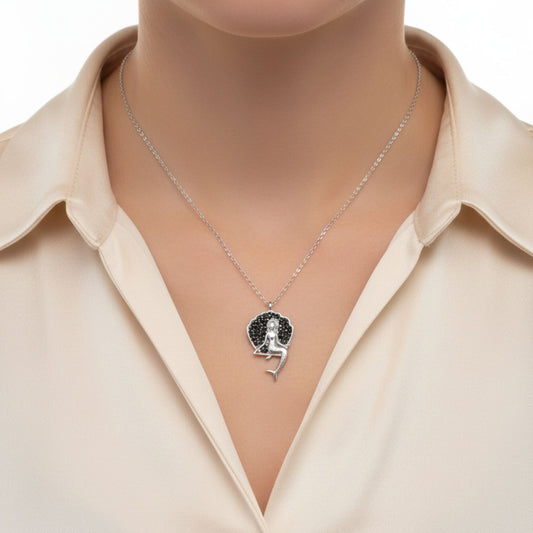 Mujer Luciendo Collar Gargantilla Sirena Plata 925 con Circonitas Negras. Joyeria Osnor