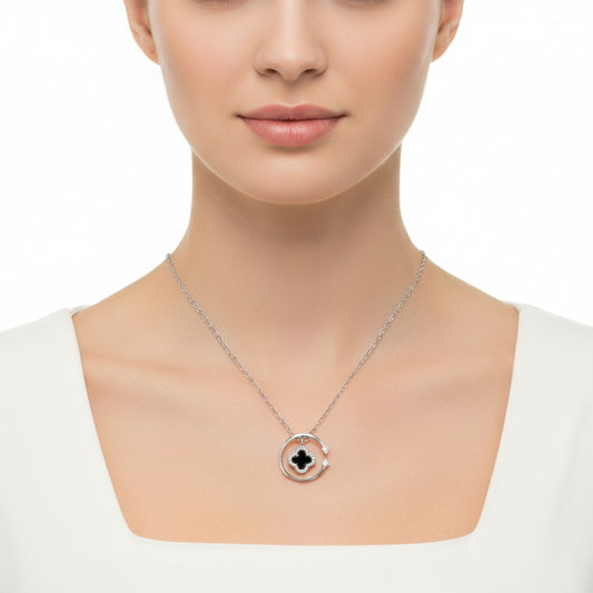 Mujer Luciendo Collar Gargantilla Trébol Plata con Rodio Colgante Circular con Esmalte Negro y Circonitas. Joyeria Osnor