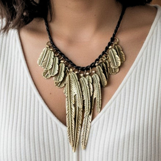 chica luciendo collar de broce arte escultura plumas joyeria osnor zamak