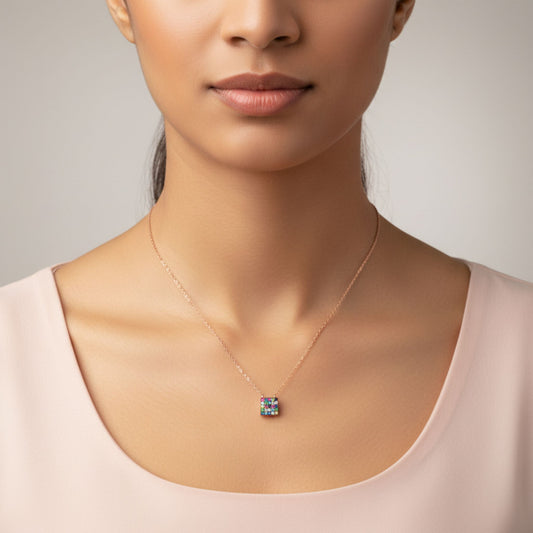 Mujer Luciendo Collar Gargantilla Cuadrado Multicolor Plata 925 Baño Oro Rosa con Circonitas. Joyeria Osnor