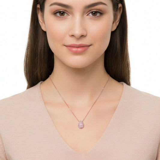 Mujer Luciendo Collar Gargantilla Plata 925 Gota Pavé con Baño Oro Rosa y Circonitas. Joyeria Osnor