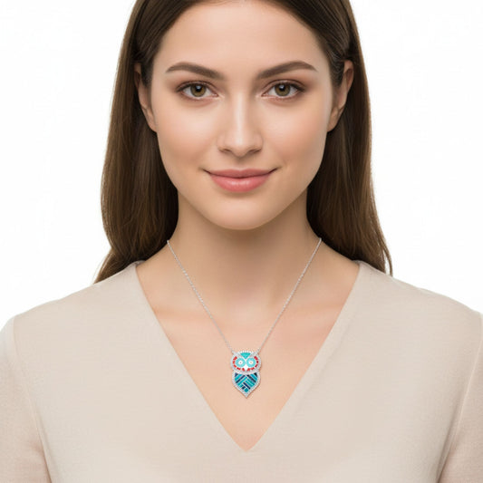 Mujer Luciendo Collar Gargantilla Plata 925 Búho Multicolor con Esmalte y Circonitas Blancas. Joyeria Osnor
