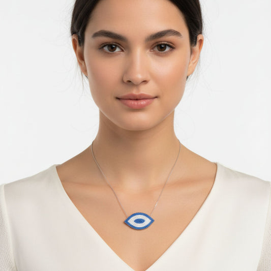 Mujer Luciendo Collar Gargantilla Plata 925 Ojo Turco con Circonitas Azules y Blancas. Joyeria Osnor