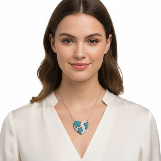 Mujer Luciendo Collar Gargantilla Plata 925 Corazón Diseño Mosaico Turquesa y Circonitas. Joyeria Osnor